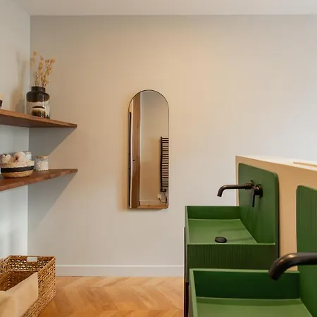 The New Suites, Centre