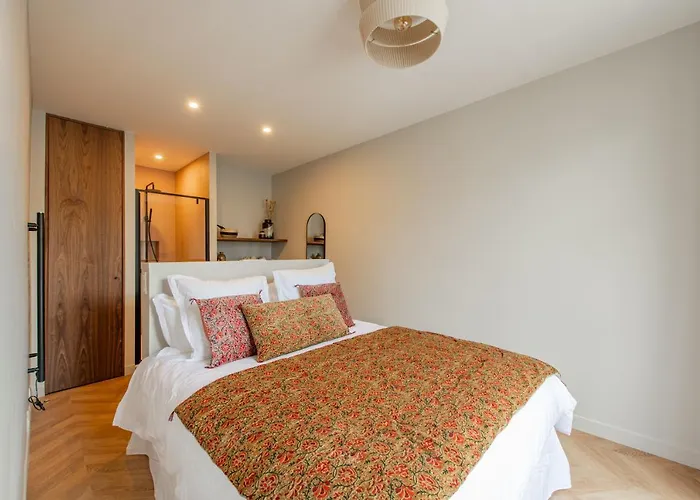 The New Suites, Centre *