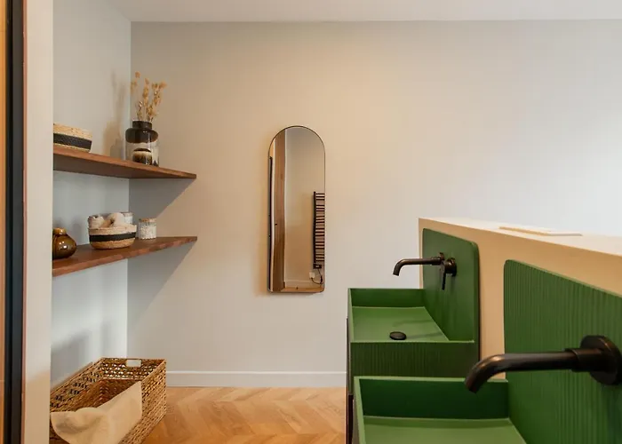 The New Suites, Centre